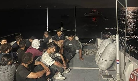 Yunan unsurlarınca Türk kara sularına itilen yüzlerce göçmen kurtarıldı