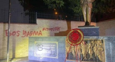 İzmir’de Atatürk anıtına çirkin saldırı