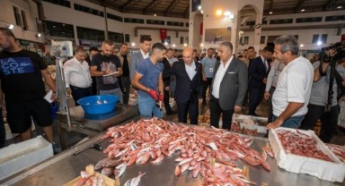 İzmirli balıkçılar sezonu açtı, siftahı Başkan Soyer yaptı