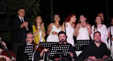 Karşıyakalılar açık havada müzik şöleni yaşadı