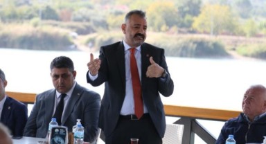 Aslanoğlu Kemalpaşa’da muhtarlarla buluştu