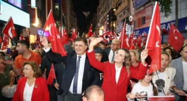 Binlerce Karşıyakalı Cumhuriyet aşkıyla sel oldu, sokaklara döküldü