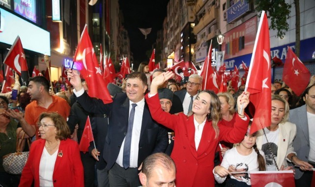 Binlerce Karşıyakalı Cumhuriyet aşkıyla sel oldu, sokaklara döküldü