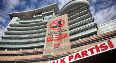 CHP Genel Merkezi'ne 'tezkere' pankartı: 'Türkiye'de yabancı asker postalı istemiyoruz'