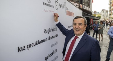 İzmirliler 100’üncü yılda duygularını Cumhuriyet Duvarına yazdı