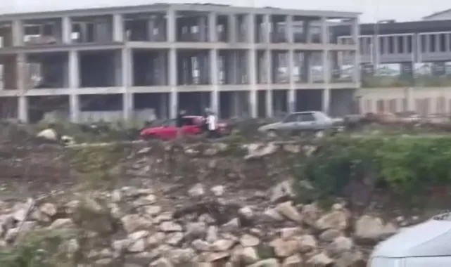 Karısıyla en yakın arkadaşını arabada uygunsuz biçimde yakalayan koca dehşet saçtı