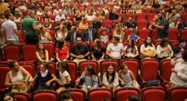 Karşıyaka Belediye Tiyatrosu “Vahşi Komedi” ile perde açtı