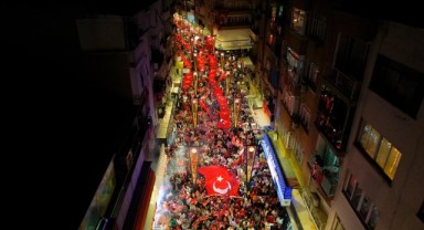 Menemen'de On Binler Cumhuriyet Aşkıyla Yürüdü