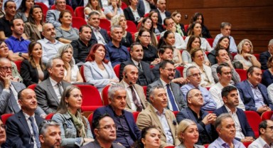 Soyer, “İzmir Türkiye’ye yeni deniz feneri olmaya muktedir”