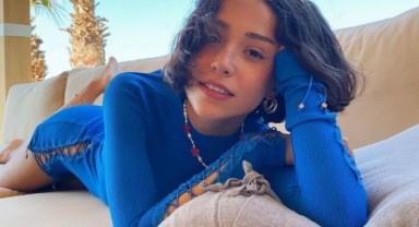 Zeynep Bastık tuvaletten çıkamıyor! Ünlü şarkıcının pozları hep tuvalette