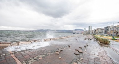 Başkan Soyer, deniz kabarmasının tsunami etkisi yarattığı Kordon’da