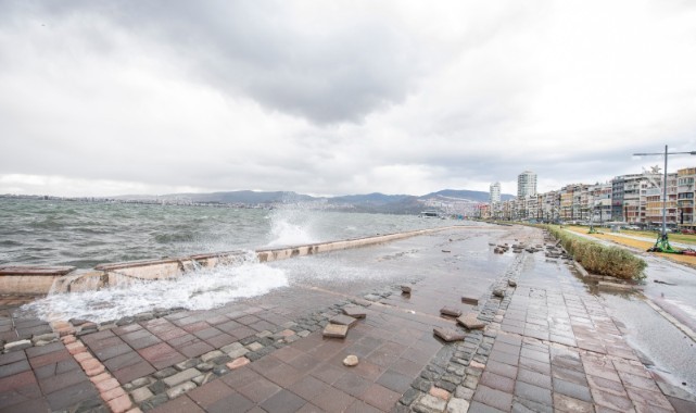 Başkan Soyer, deniz kabarmasının tsunami etkisi yarattığı Kordon’da