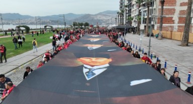 İzmir Ata’ya saygı için 350 metrelik posterle yürüdü