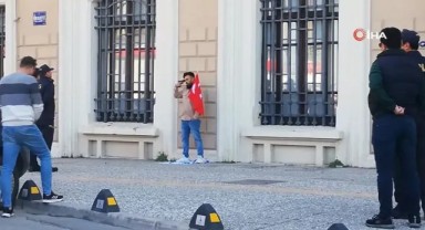 İzmir’de İsrail protestosu! Elinde bayrakla başına silah dayadı