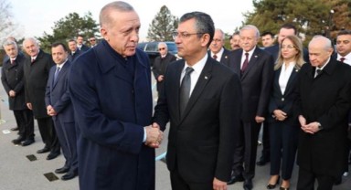 Özgür Özel ve Erdoğan Anıtkabir'de tokalaştı: 'Ata'nın huzurunda siyasi rekabet olmaz'
