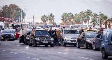 Saat 9’u 5 geçe İzmir’de hayat durdu