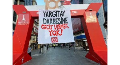 TİP'ten İzmir'de pankart: “Yargıtay darbesine geçit vermek yok