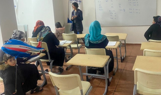 İzmir’in dayanışma noktalarında okuma yazma eğitimleri