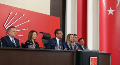 Özgür Özel, partisinin eski milletvekilleri ile bir araya geldi