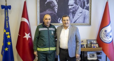 Başkan Batur’dan örnek çalışana teşekkür