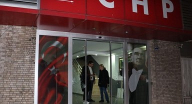 Yerel seçime günler kala Antalya'da CHP il binasına taşlı saldırı!