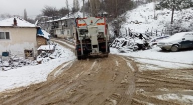 Yılın ilk kar yağışında kapanan yollar açılıyor