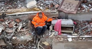 Depremin simgesi olmuştu, o baba 1 yıl sonra konuştu: Ellerini öptüm ama hiçbir çare bulamadık...