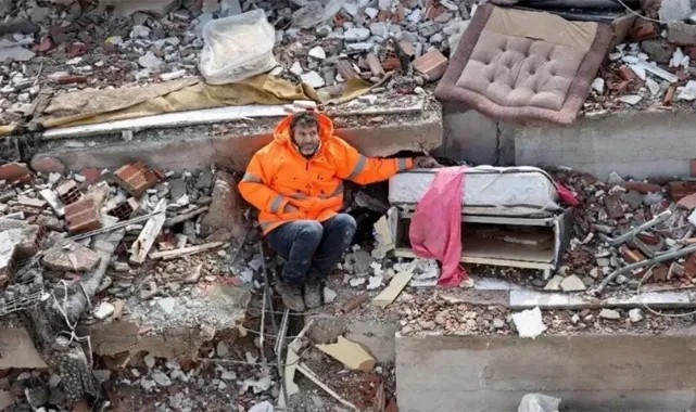 Depremin simgesi olmuştu, o baba 1 yıl sonra konuştu: Ellerini öptüm ama hiçbir çare bulamadık...
