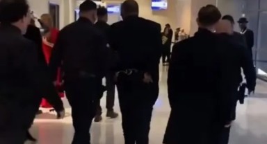 Güvenliğe saldıran ünlü şarkıcı tutuklandı! Grammy Ödülleri'nde 3 ödül aldıktan sonra hapsi boyladı