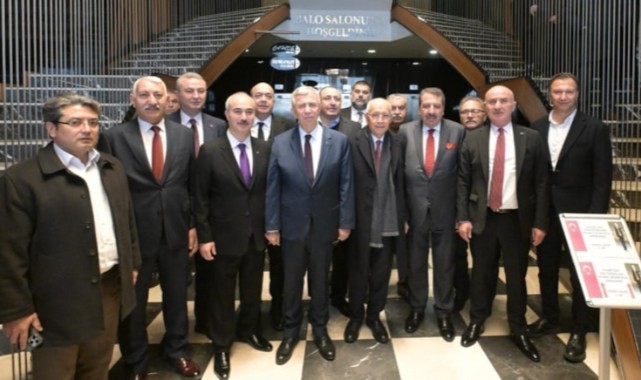 Mansur Yavaş'tan Altınok'a 'çakarlı araba' göndermesi