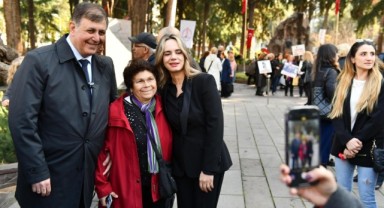 Başkan Tugay'dan Zübeyde Hanım'ın mezarı başında 8 Mart mesajı