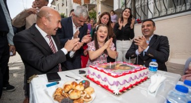 Başkan Tunç Soyer'den Dilan’a doğum günü sürprizi