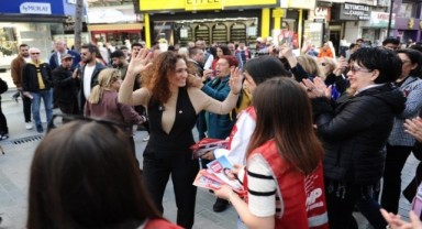 CHP Adayı Ünsal’a Karşıyaka Çarşı’da büyük ilgi