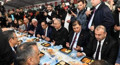 CHP Genel Başkanı Özgür Özel ile Başkan Tugay yurttaşlarla iftar yaptı