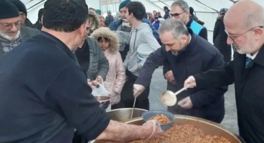 Depremzedeye iftar yemeğini yoğurt kabında verdiler: Diyanet yöneticileri lüks sofrada!
