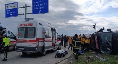 Katliam gibi kaza! TIR, yolcu minibüsünü biçti. İlk belirlemelere göre 5 kişi öldü, 10 kişi yaralandı
