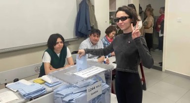 Şarkıcı Zeynep Bastık'tan skandal hareket! Oy sırası beklemek istemeyince yerine asistanını koydu