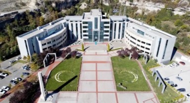 Üniversitede Nijeryalı öğrencilerle seks skandalı! Karabük Üniversitesi'nde okuyan Nijeryalı göçmenlerle birlikte olan öğrenciler cinsel hastalıklarla boğuşuyor