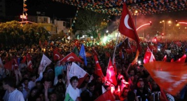 AKP Adana'da hiçbir ilçeyi kazanamadı, elindeki 3 belediyeyi de kaybetti