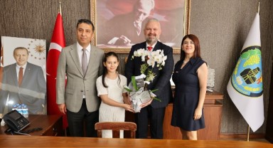 Başkan Pehlivan koltuğunu Aybüke’ye devretti