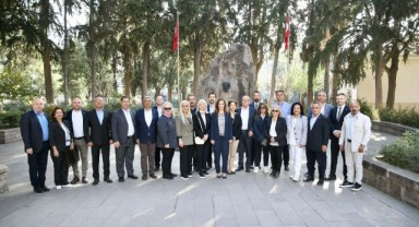 Başkan Ünsal’ın ilk ziyareti Zübeyde Hanım’a