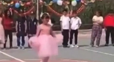 Bu kadarına pes dedirtti! 23 Nisan gösterisi yapan çocuğa Dilan Polat taklidi yaptırdılar