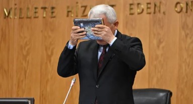 CHP'li başkan ilk toplantıyı böyle başlattı: Kuran öptü