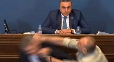 Gürcistan parlamentosunda yumruklar havada uçuştu