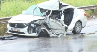 İstanbul'da korkunç kaza: Kamyon resmen otomobili biçti