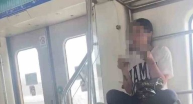 İzmir'de şoke eden görüntü! Genç kız İZBAN'da uyuşturucu kullandı