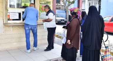 İzmirli yurttaşlardan Başkan Tugay’a “ekmek” teşekkürü
