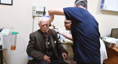Kulakları duymayan 86 yaşındaki Cemil Amca Eşrefpaşa Hastanesi’nde tedavi oldu
