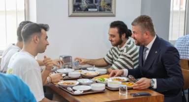 Başkan Duman “askıda yemek” uygulamasıyla dayanışmayı büyütüyor