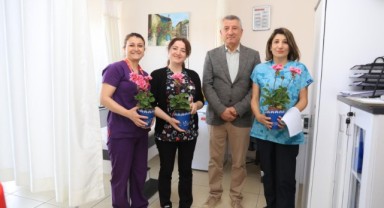 Başkan Günay Hemşirelere Sardunya Dağıttı